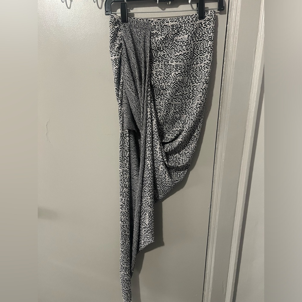 Lima & Chili cream and black asymmetrical small size skirt.